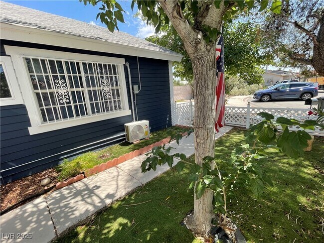 Building Photo - 5005 Celebrity Cir