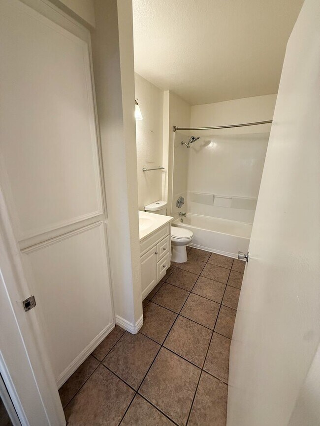 Building Photo - Charming Upgraded 1 Bed/1 Bath Condo at Mission Verde!