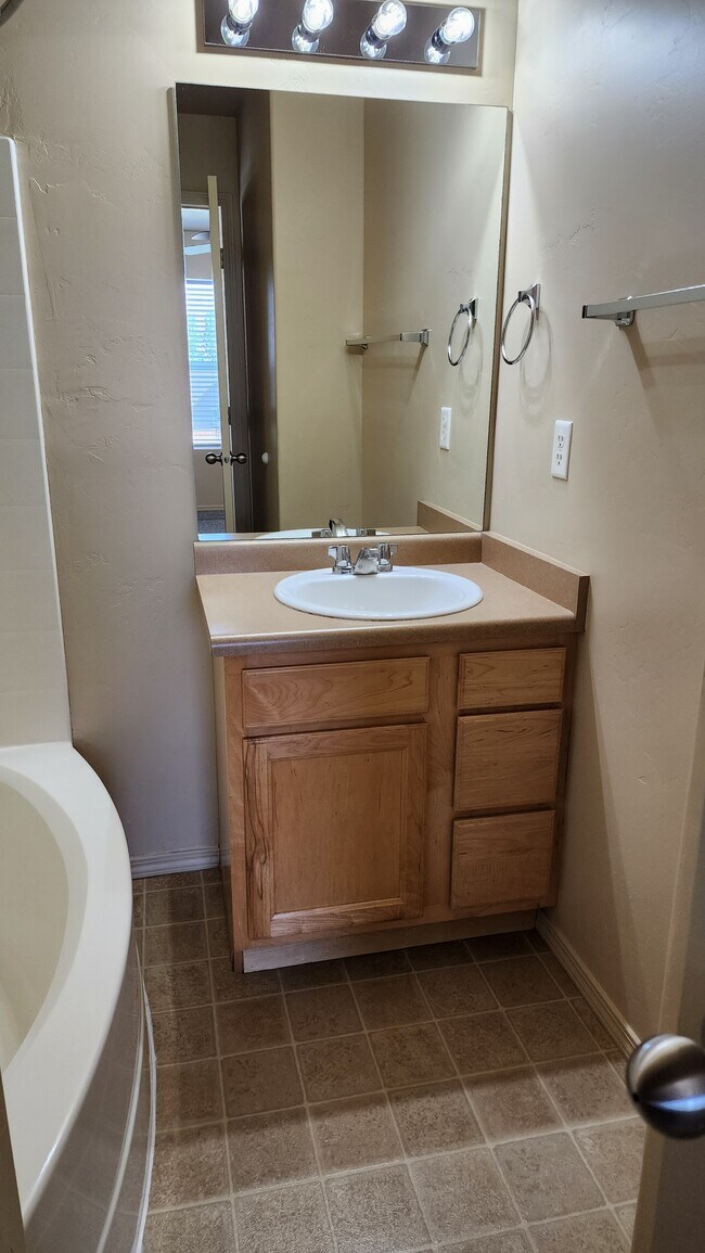 Building Photo - 146 Aparicio Dr