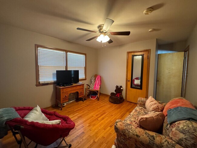 Building Photo - Spacious 3 Bedroom Home Available Early January!
