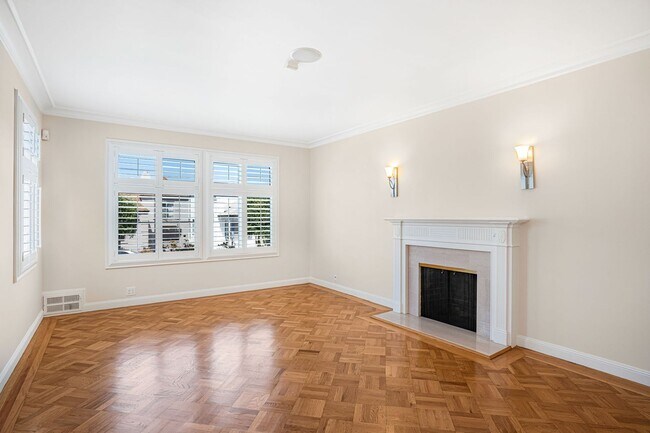 Building Photo - LAKESIDE HOUSE FOR RENT - $5,400