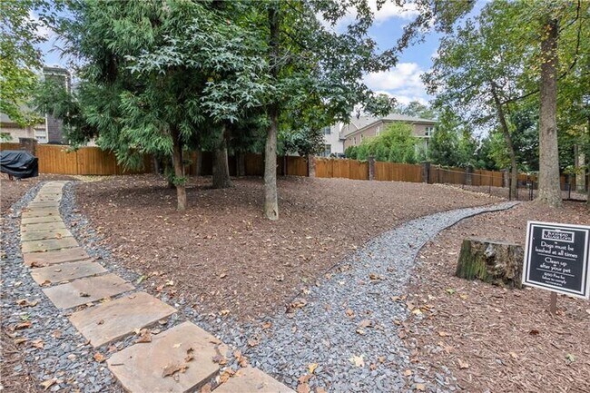 Building Photo - 3235 Roswell Rd NE