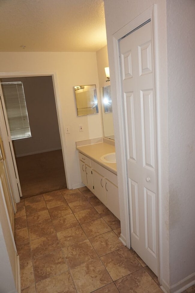 Building Photo - Spacious 2/2 in Plantation Park Close to Theme Parks