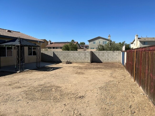 Building Photo - 3 bedroom 2 bath home with large yard avai...