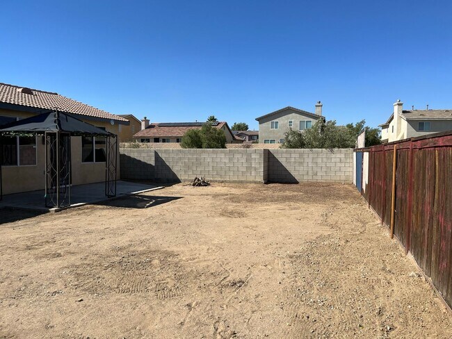 Building Photo - 3 bedroom 2 bath home with large yard available in Adelanto!