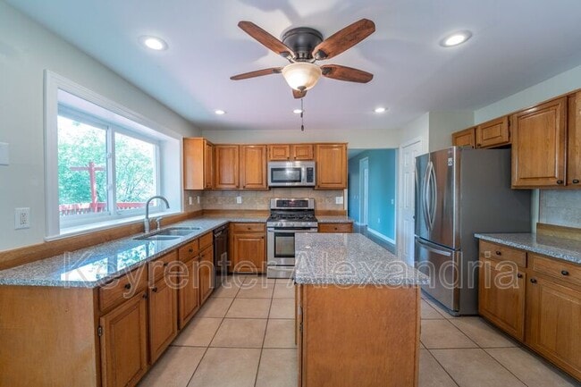 Building Photo - 13183 Oak Farm Dr