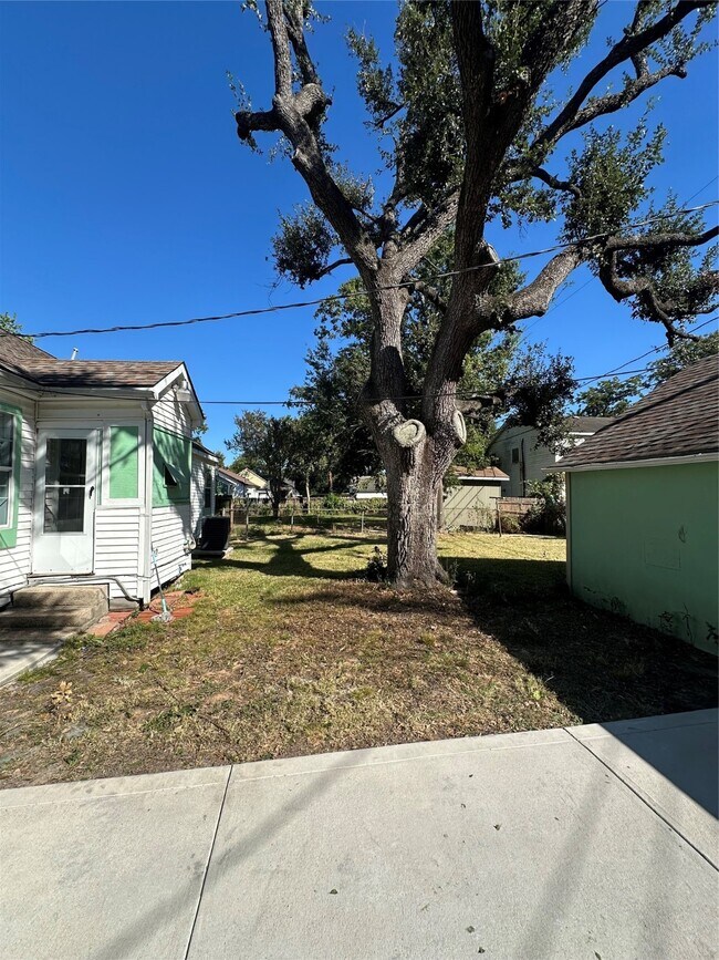 Building Photo - 6908 Moss Rose St