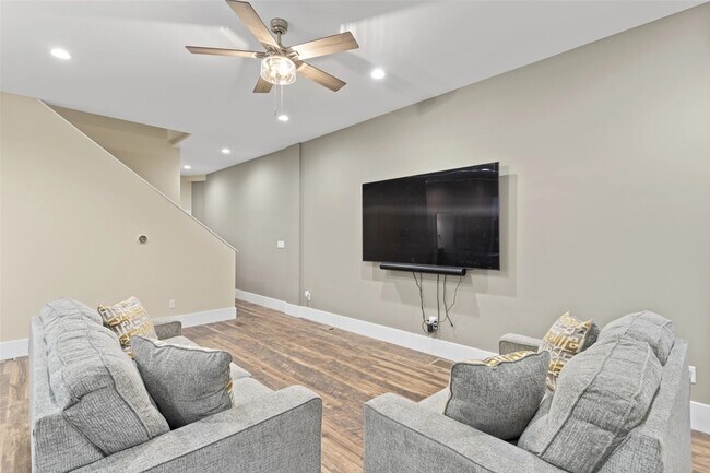 Building Photo - 5424 Delmar Ct