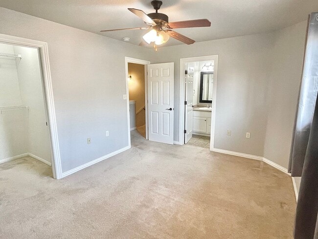 Building Photo - Quiet, Well-Maintained 2Bed/2.5Bath Home – Prime Fayetteville Location!