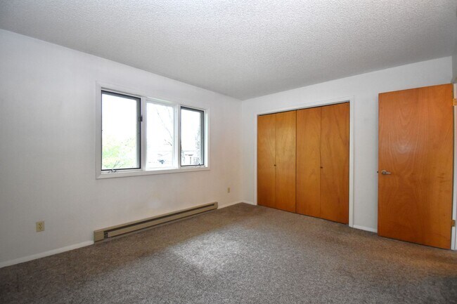 Building Photo - Spacious top floor! Close to downtown!