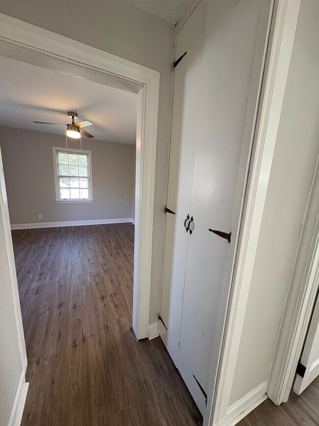 Building Photo - 3 bedroom 3 bath in Spartanburg with Lots of Space !!! Workshop in the garage!!