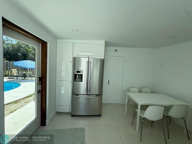 Building Photo - 327 Lancaster St