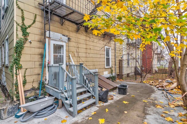 Building Photo - 164 Highland Ave