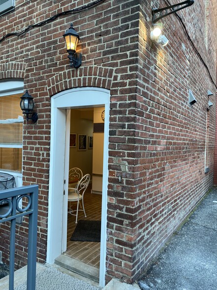 Entry Apt 1- REAR - 346 Bushkill St