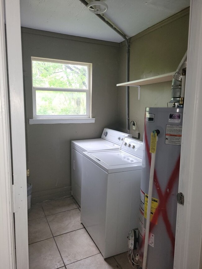 Building Photo - 2 bed 1 bath