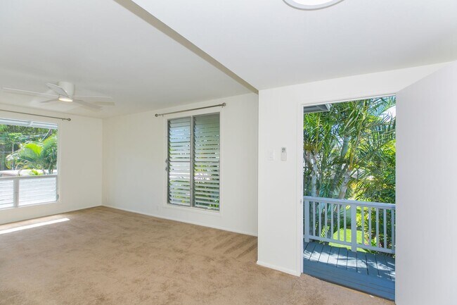 Building Photo - Kahala Avenue - renovated / upstairs 1 bedroom, 1 bath on Kahala Avenue less than 250 feet from b...