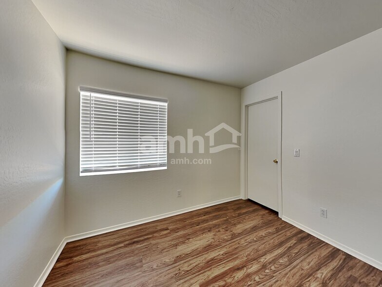 Building Photo - 11818 W Altadena Ave