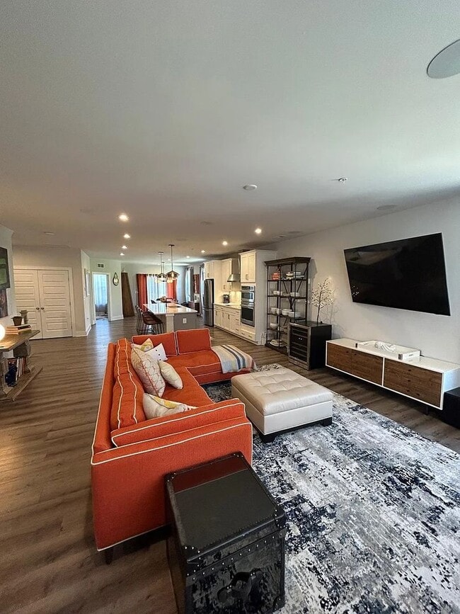 Building Photo - Stunning 3 Bed 2.5 Bath, Open Concept Town...
