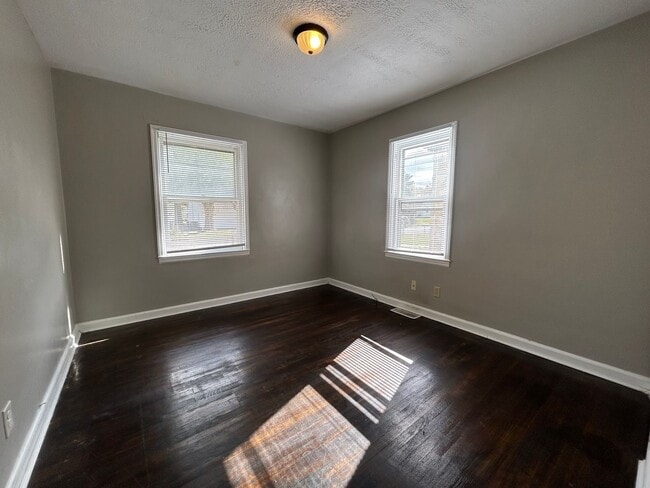 Building Photo - 3 bedroom 1 bathroom house with a bonus room!