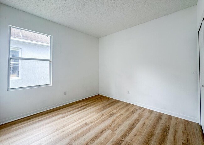 Building Photo - 402 Sunset View Dr