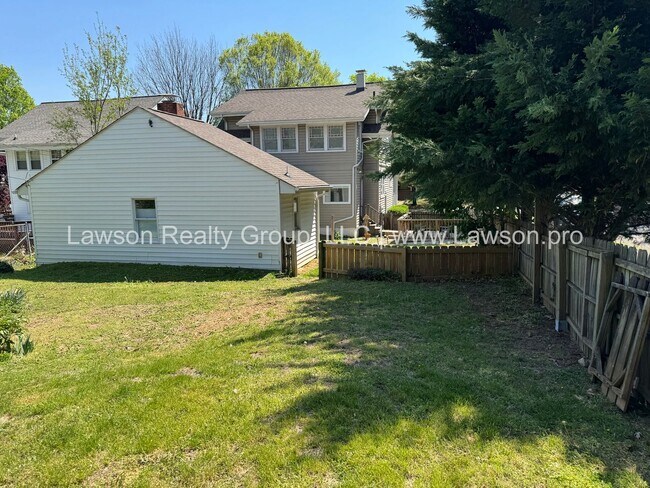 Building Photo - Large Raleigh Court Home on a Corner Lot