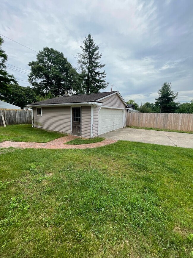 Building Photo - Cozy 2BD/1BA house in Wolverine Lake with hardwood floors