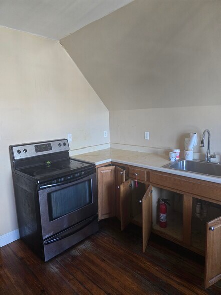 Building Photo - 38 Claybourne St