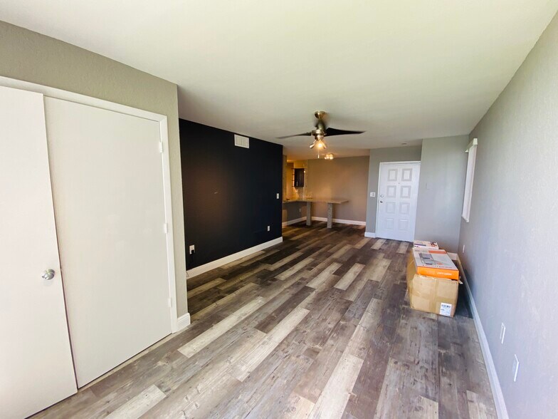 Building Photo - 2831 N Oakland Forest Dr