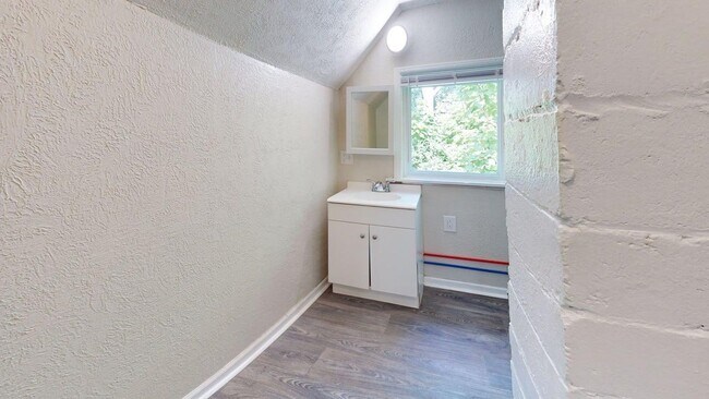Building Photo - 3-Bedroom / 1.5 bath Single-Family Home