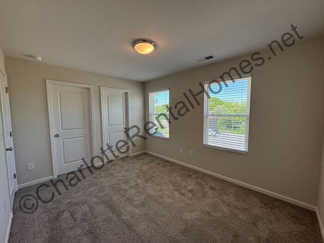 Building Photo - New 3 bed 2.5 bath home in Hickory!