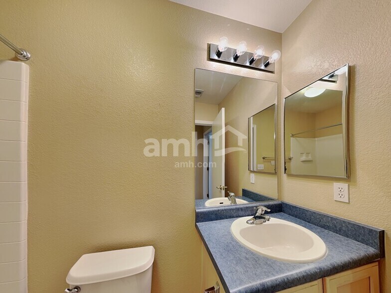 Building Photo - 2435 W Waterway Pl