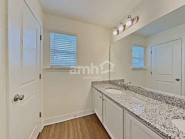 Building Photo - 303 Elmhurst Dr
