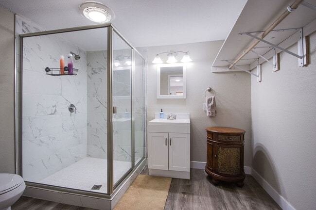 Building Photo - 2342 Viewcrest Rd