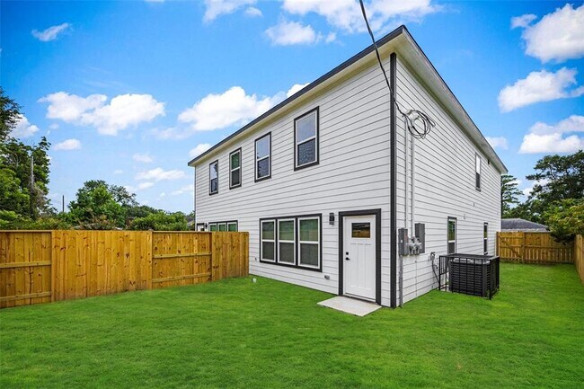 Building Photo - 10214 Hollyglen Dr