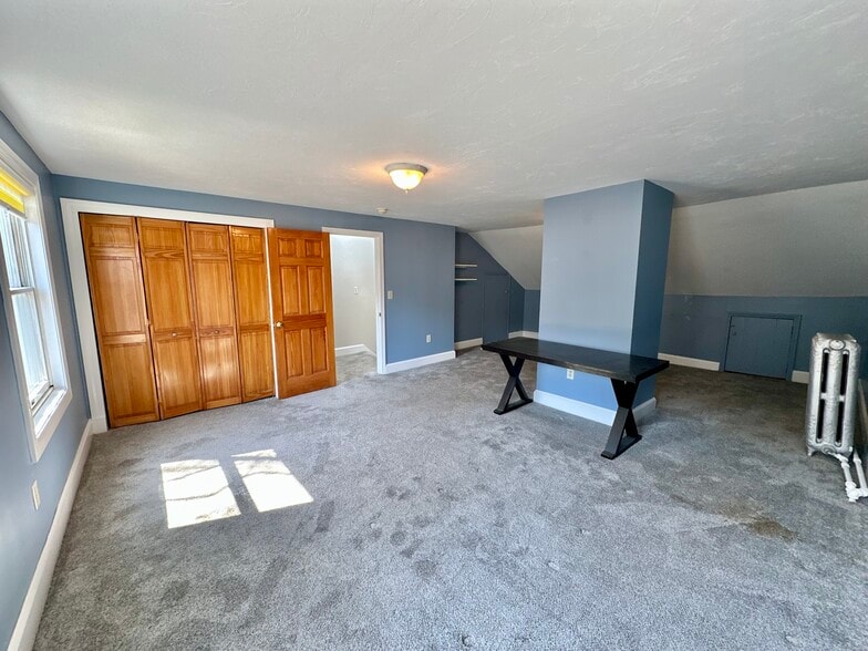 Building Photo - 386 Centre St