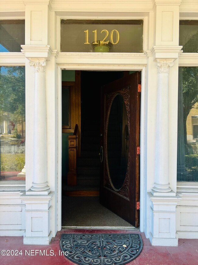 Building Photo - 1120 Acosta St