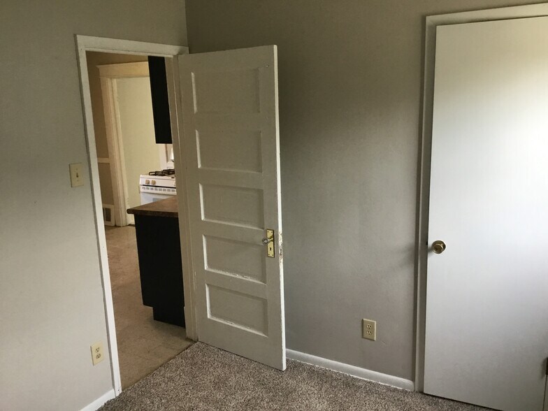 Building Photo - 1204 E 10th St