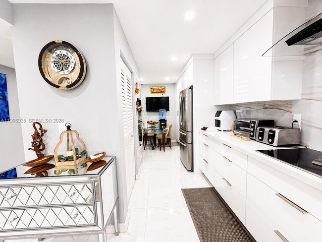 Building Photo - 2370 NE 135th St