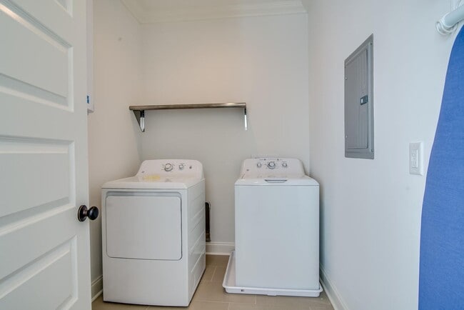 Building Photo - Beautifully appointed 3-bedroom furnished townhome in sought-after Hillsboro Village!