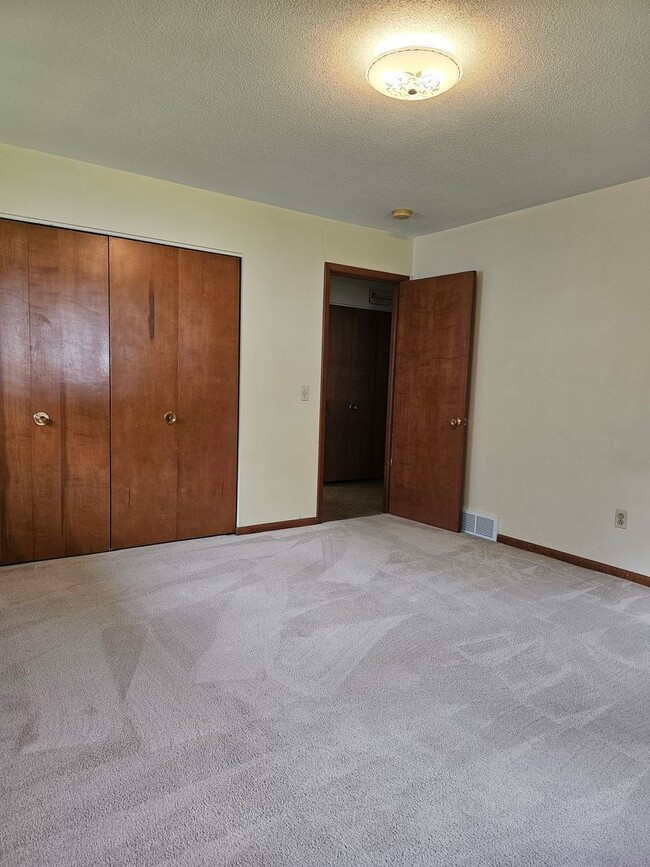 Building Photo - Spacious and bright BG Home