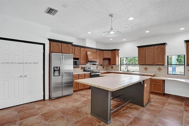 Building Photo - 16610 Royal Poinciana Ct