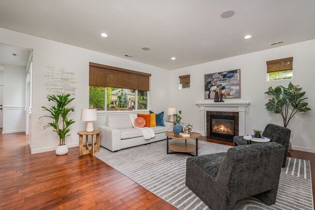 Building Photo - North East Facing 4 bed 3 bath ready for m...