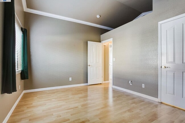 Building Photo - GREAT END UNIT, IMMACULATE SINGLE STORY, WITH LAMINATE FLOORING THROUGH OUT... 2 BEDS/1.5 BATH