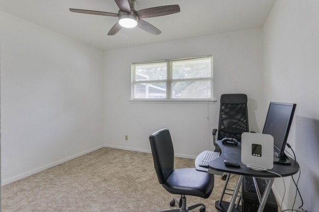 Building Photo - 3212 Thornwood Dr