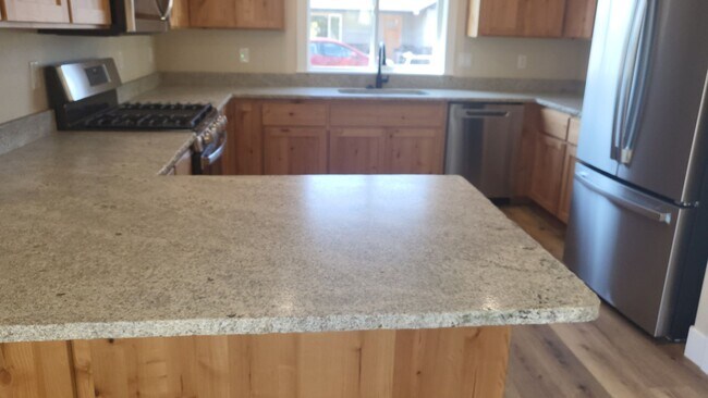 Building Photo - 3 bed 2 bath Single Family Home for Rent in Grants Pass