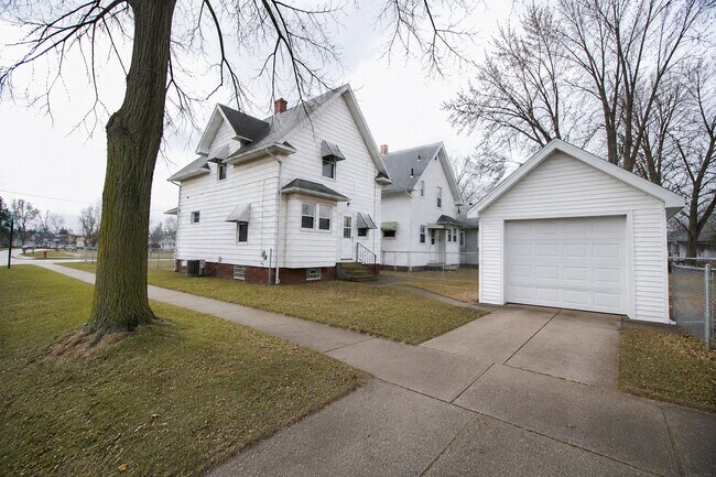 Building Photo - 902 Dryden Dr