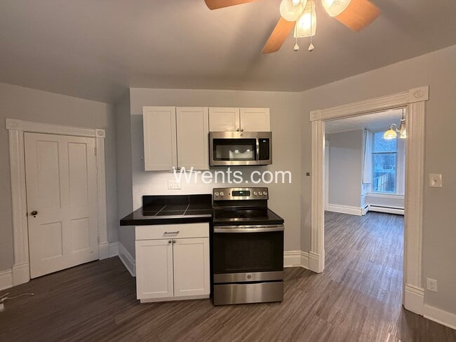 Building Photo - Full of Historic Charm & Character - Perry District  3 Bed/1 Bath Home