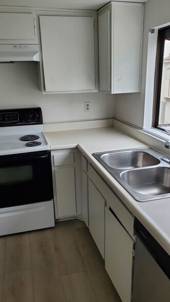 Kitchen - 2005 W Culver Ave