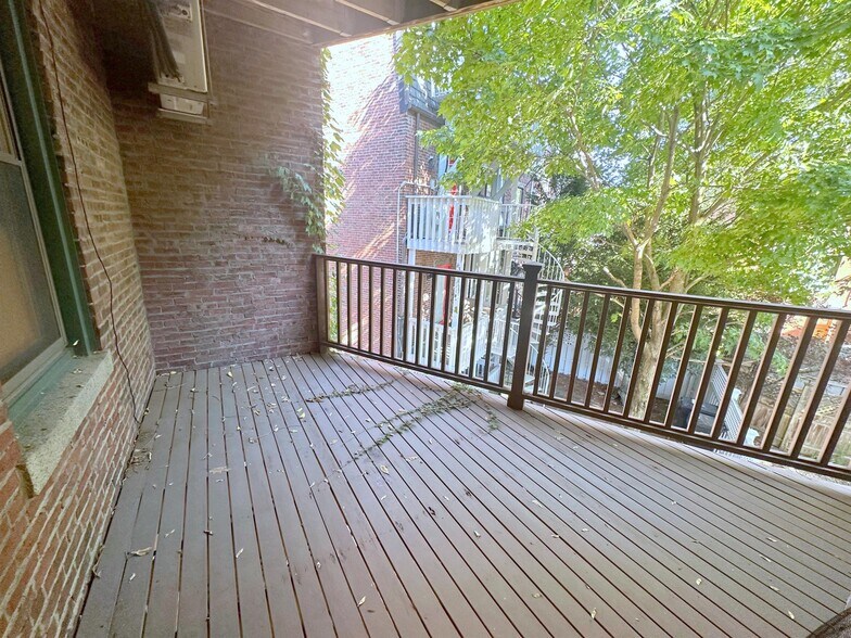 Building Photo - 268 River St
