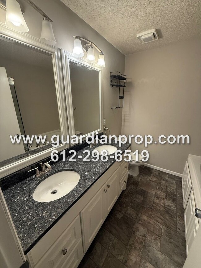 Building Photo - End Unit Townhouse on Secluded Drive Available Now, Updated Kitchen & Baths, Large Primary Suite